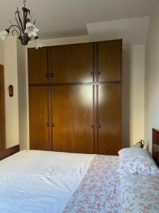 1 dormitorio con 1 cama y un gran armario de madera en Casa Adalgisa, en Pianella