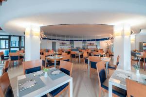un restaurante con mesas y sillas y un comedor en Hotel Mira, en Peschici