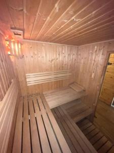 una sauna de madera con un banco en una habitación en Leśny Zakątek, en Smardzewice