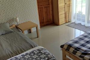 - une chambre avec un lit et une table dans l'établissement Rooms in Rodowe Siedlisko Lechja, 