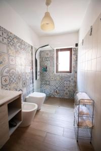 bagno con 2 servizi igienici, vasca e lavandino di Caleidoscopica Bahlara Ballarò a Palermo