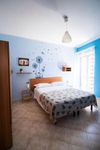 una camera con letto e parete blu di Caleidoscopica Bahlara Ballarò a Palermo