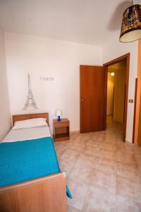 una camera con un letto in una stanza con la torre Eiffel di Caleidoscopica Bahlara Ballarò a Palermo