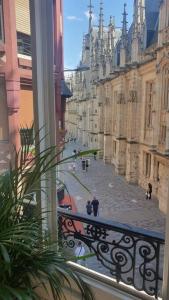 ein Blick auf eine Stadtstraße von einem Balkon in der Unterkunft Appartement palais de justice in Rouen