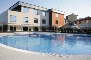 Bassein majutusasutuses Cosmopolitan Hotel & Wellness või selle lähedal