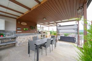 En balkon eller terrasse på Sunset Luxury Apartment