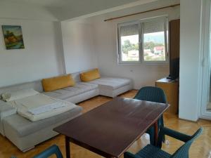 ein Wohnzimmer mit einem Sofa und einem Tisch in der Unterkunft MM Apartment in a great location in Strumica, MK 6th floor in Strumica