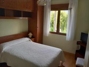 Un pat sau paturi într-o cameră la Villa Vacacional Casa Merodio