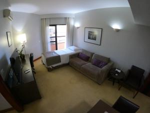 sala de estar con cama y sofá en Bonaparte - Excelente Apartamento#417, en Brasilia