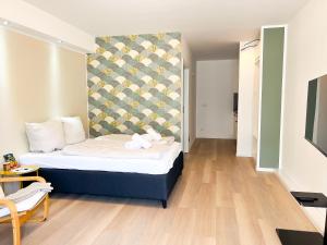 Habitación pequeña con cama y pared en Qonroom - as individual as you - Minden Kaiserstrasse, en Minden