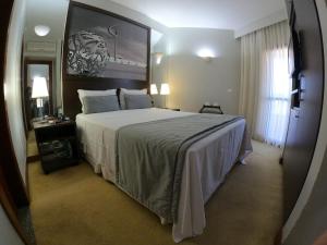 a hotel room with a large bed and a window at Bonaparte - Excelente Apartamento#417 in Brasília