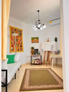 - un salon avec un canapé et un tapis dans l'établissement Villa Elena, à Midoun
