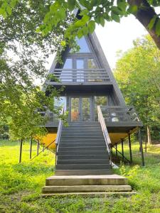uma escada que leva a uma casa com telhado em Gurgeniani Twin Cottages em Lagodekhi