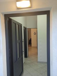 una puerta abierta en un pasillo con un pasillo que conduce a una habitación en D&D Lausic Apartment, en Dugi Rat