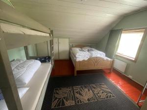 um quarto com 2 beliches e um tapete em Old vacation house em Skjåk
