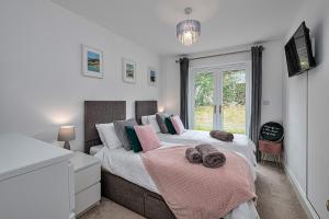 Una cama o camas en una habitación de Finest Retreats - Y Lle Hapus 16 fotos más