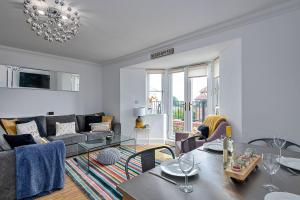 uma sala de estar com uma mesa e um sofá em Finest Retreats - Y Lle Hapus em Tenby