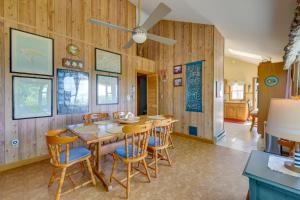 Un comedor con mesa y sillas de madera. en 5 Mi to Provincetown! Home with Scenic Water Views, en Provincetown 32 fotos más