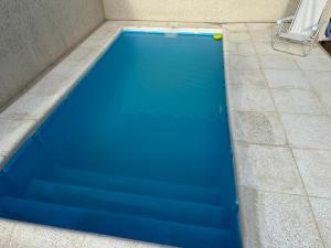 una piscina azul en el suelo de un baño en MADRYN APARTS en Puerto Madryn