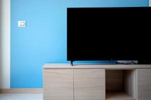 サンレモにあるGlamuor 1の木製のエンターテイメントセンターの上に座ったテレビ
