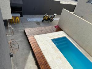 una motocicleta está estacionada junto a una piscina en MADRYN APARTS en Puerto Madryn