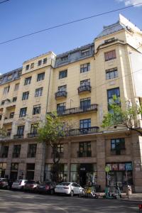 un grande edificio con macchine parcheggiate di fronte di Luxury Downtown 3 Bedroom Apartment by Synagoge with Beautiful View a Budapest