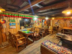 Tavern Hostel仁和客栈餐厅或其他用餐的地方