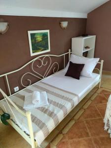 um quarto com uma cama grande e almofadas brancas em Apartment Sana em Bribir