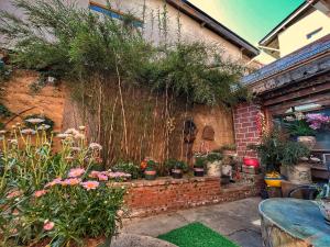 Tavern Hostel仁和客栈外面的花园