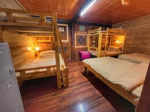 香格里拉Tavern Hostel仁和客栈的小屋内带两张双层床的客房 更多6张照片