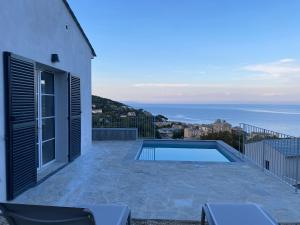 a view of a house with a swimming pool at CHAPEAU LES ARTISTES in Brando