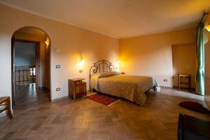een slaapkamer met een bed en een hal bij B&B Peter Pan in Gargnano