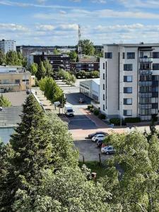 a view of a city with cars parked in a parking lot at 60 neliön kaksio 300 m keskustaan in Seinäjoki