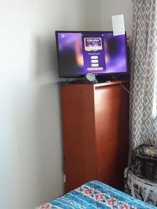 un televisor sentado en la parte superior de un tocador en un dormitorio en 60 neliön kaksio 300 m keskustaan en Seinäjoki