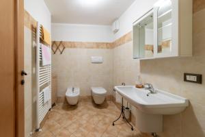 a bathroom with a sink and a toilet at B&B Peter Pan in Gargnano