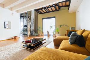 sala de estar con sofá y mesa de centro en Le Loft du Vieux-Port - St Victor en Marsella