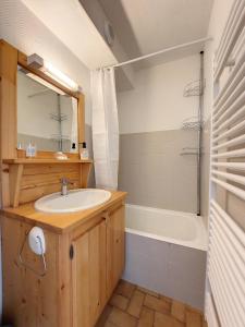 拉克呂薩的住宿－Verte vallée 4，浴室配有盥洗盆和浴缸。
