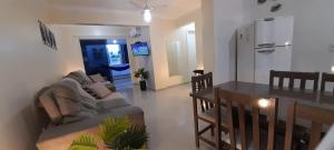 ein Wohnzimmer und ein Esszimmer mit einem Sofa und einem Tisch in der Unterkunft Incrível localização 102, apenas 4 min do Parque in Piratuba