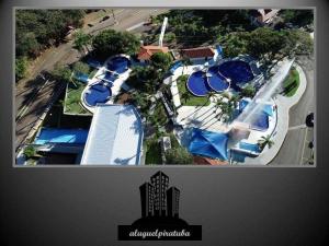 an overhead view of a pool with blue umbrellas at Incrível localização 102, apenas 4 min do Parque in Piratuba