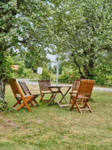 a picnic table and two chairs in a park at Herrestad Bed & Guestroom in Värnamo