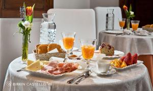 a table with food and drinks on a table at Albergo Diffuso Birkin Castello in Cagliari
