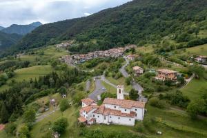 una vista aérea de un pueblo en las montañas en B&B Peter Pan, en Gargnano