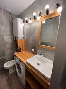 Un baño con lavabo y lavadora. en Baie des Anges, en La Ciotat 25 fotos más