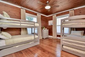 ein Schlafzimmer mit Etagenbetten in einer Hütte in der Unterkunft Coastal Craftsman- Walk to Beach & Pleasure Pier- As seen on 'Restoring Galveston' in Galveston