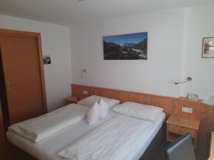 Una cama o camas en una habitación de Grünwaldhof