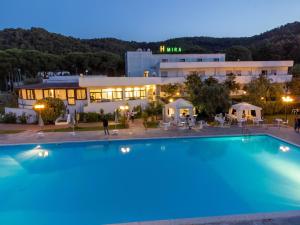 Bazen u ili blizu objekta Hotel Mira