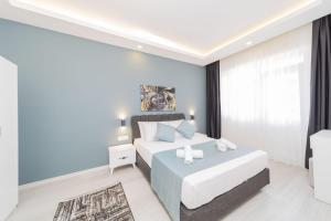 - une chambre blanche avec un lit et une fenêtre dans l'établissement Cozy Flat w Balcony 3 min to Hadrian Gates, à Antalya
