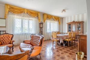uma sala cheia de móveis e uma mesa em Residenza Martinelli em Pistoia