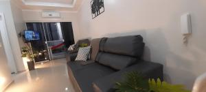 a living room with a black chair and a television at Aconchegante apto 104 fica 5 min do Parque Termal in Piratuba