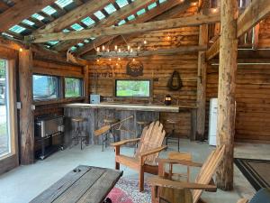 โทรทัศน์และ/หรือระบบความบันเทิงของ Bear Lodge with private Pool, Hottub, and Sauna!